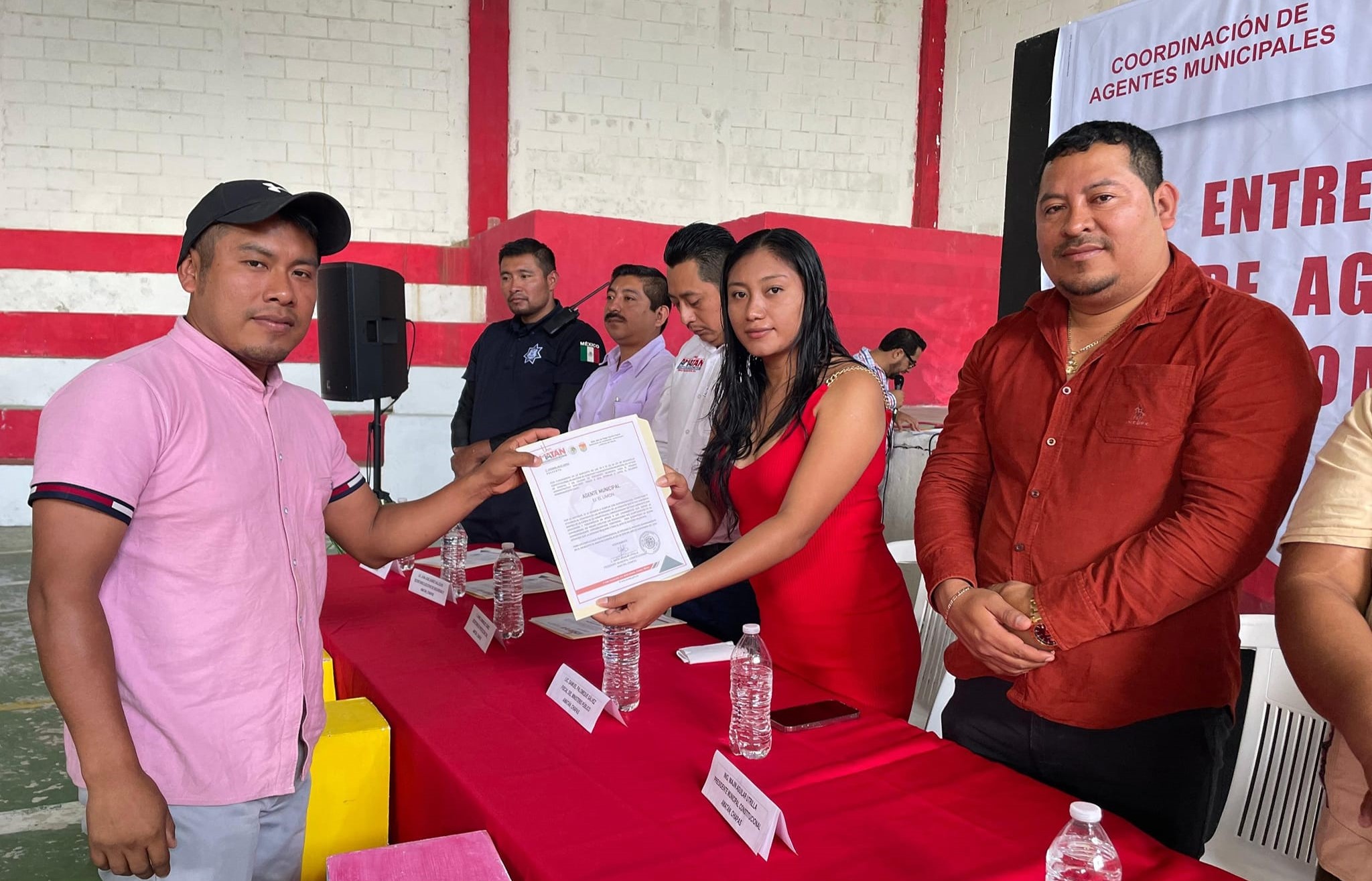 ENTREGA DE NOMBRAMIENTO A AGENTES MUNICIPALES Y PRESIDENTES DE BARRIO