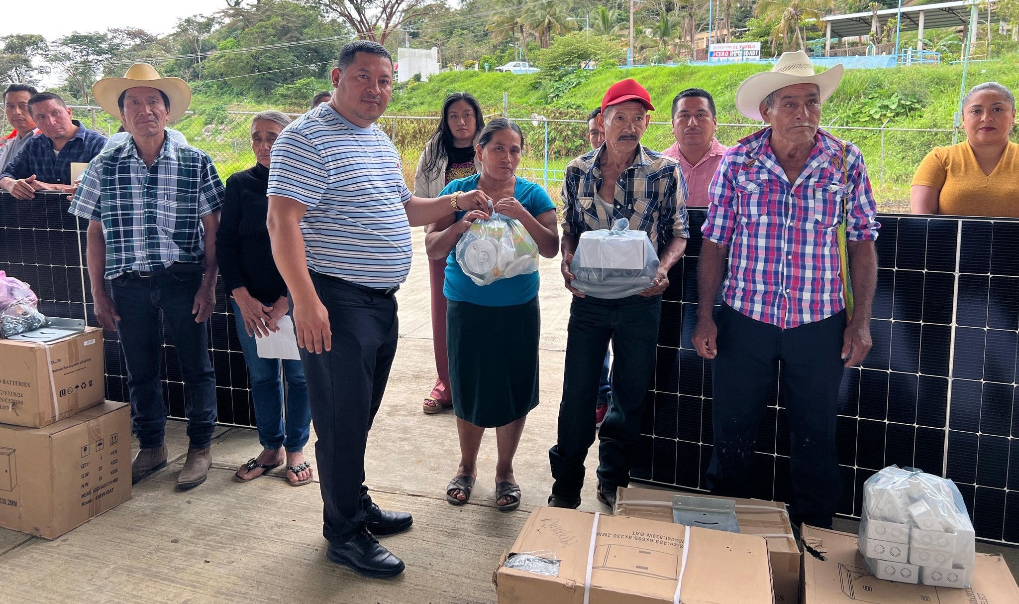 ENTREGA DE PANELES SOLARES PARA MEJORAR LA CALIDAD DE VIDA EN AMATÁN