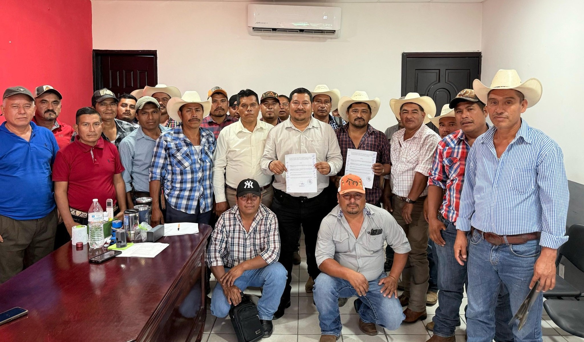 REUNIÓN CON GANADEROS LOCALES