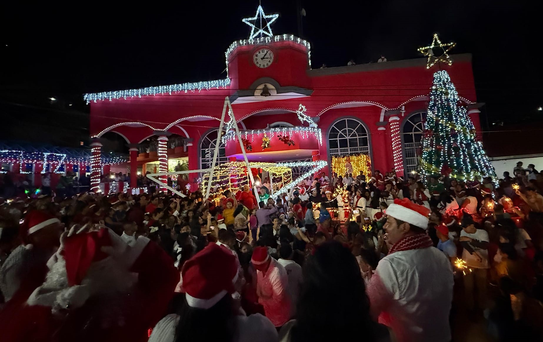 ENCENDIDO DE ÁRBOL NAVIDEÑO 2024