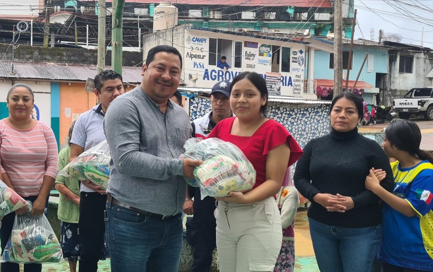 ENTREGA DE DESPENSAS EN CABECERA MUNICIPAL