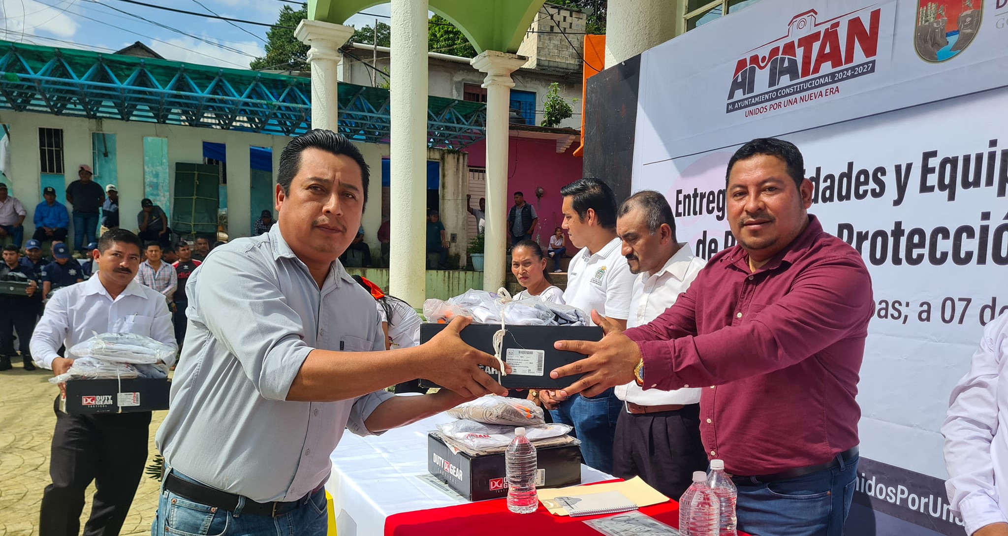 Entrega de unidades y equipamiento a la Dirección de Policía y Protección Civil Municipal de Amatán.
